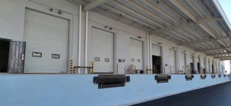 Portas seccionais industriais de aço galvanizado Resistente ao vento espuma interna de poliuretano