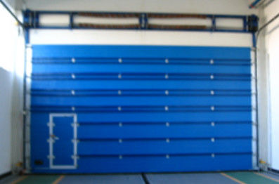 Sensores fotoelétricos revestidos de portas de garagem seccionais elétricas de cor azul