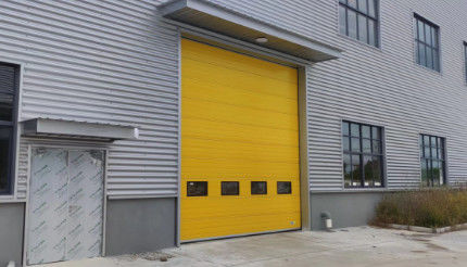 Portas de garagem seccionais com sistema de balanço de mola para fácil operação manual
