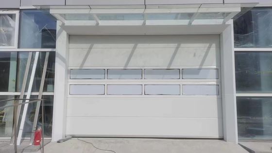 Portas de garagem seccionais com sistema de balanço de mola para fácil operação manual