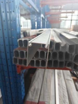 Portas de garagem seccionais com tiras de vedação EPDM em todos os lados para uma boa vedação