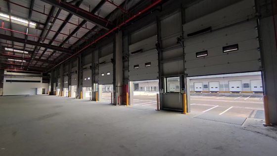 Portas de garagem seccionais com dispositivos anti-quebra de molas e dispositivos anti-quebra de corda de fio