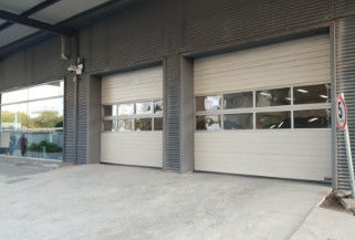 Portas de garagem seccionais com dispositivo de segurança de fundo para detecção de obstáculos
