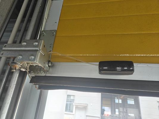 Portas de garagem seccionais com dispositivo de segurança de fundo para detecção de obstáculos