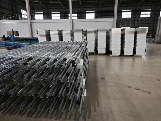 Portas seccionais isoladas podem ser interligadas com plataforma de carga e descarga