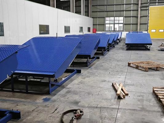 Nivelador de doca hidráulico automático de poço com tamanhos e capacidade de carga personalizados para baías de carga de armazém
