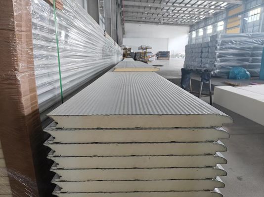 Portas seccionais industriais de aço galvanizado Resistente ao vento espuma interna de poliuretano