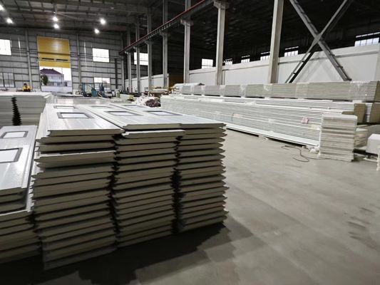 Portas seccionais isoladas podem ser interligadas com plataforma de carga e descarga