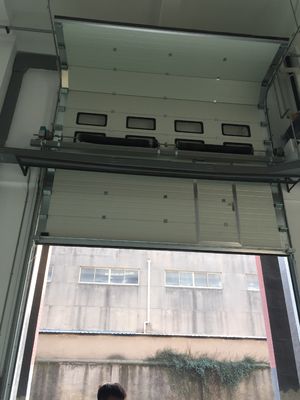 Automática de isolamento térmico de metal de aço pintado placa exterior seccional deslizante de elevação porta aérea
