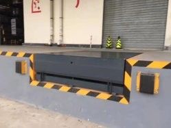 Nivelador hidráulico de doca eficiente em termos energéticos para operações de carregamento suaves