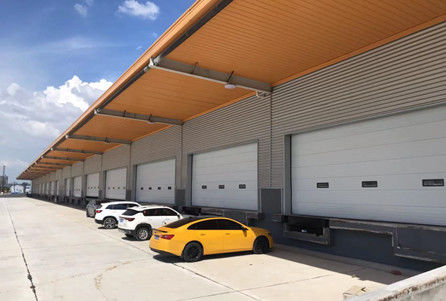Porta de garagem seccional automática segura e isolada para instalações industriais de tamanho personalizado