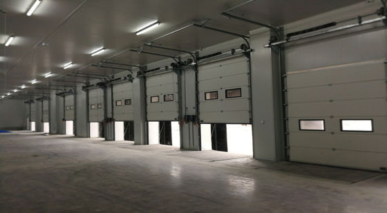 Porta de garagem seccional automática segura e isolada para instalações industriais de tamanho personalizado
