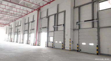 Porta de garagem seccional automática segura e isolada para instalações industriais de tamanho personalizado