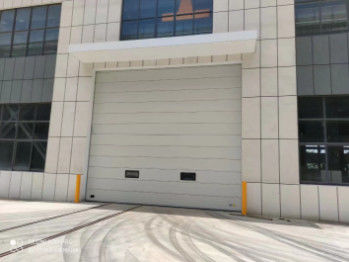 Porta de garagem seccional isolada para armazenamento a frio opções de controle remoto