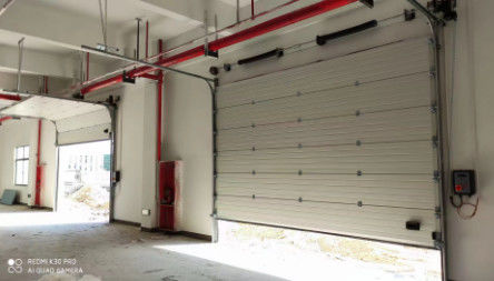 Soluções automáticas e seguras de portas seccionais de alta segurança para uso industrial