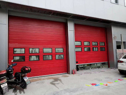 Portas seccionais personalizáveis para grandes aberturas e alto tráfego